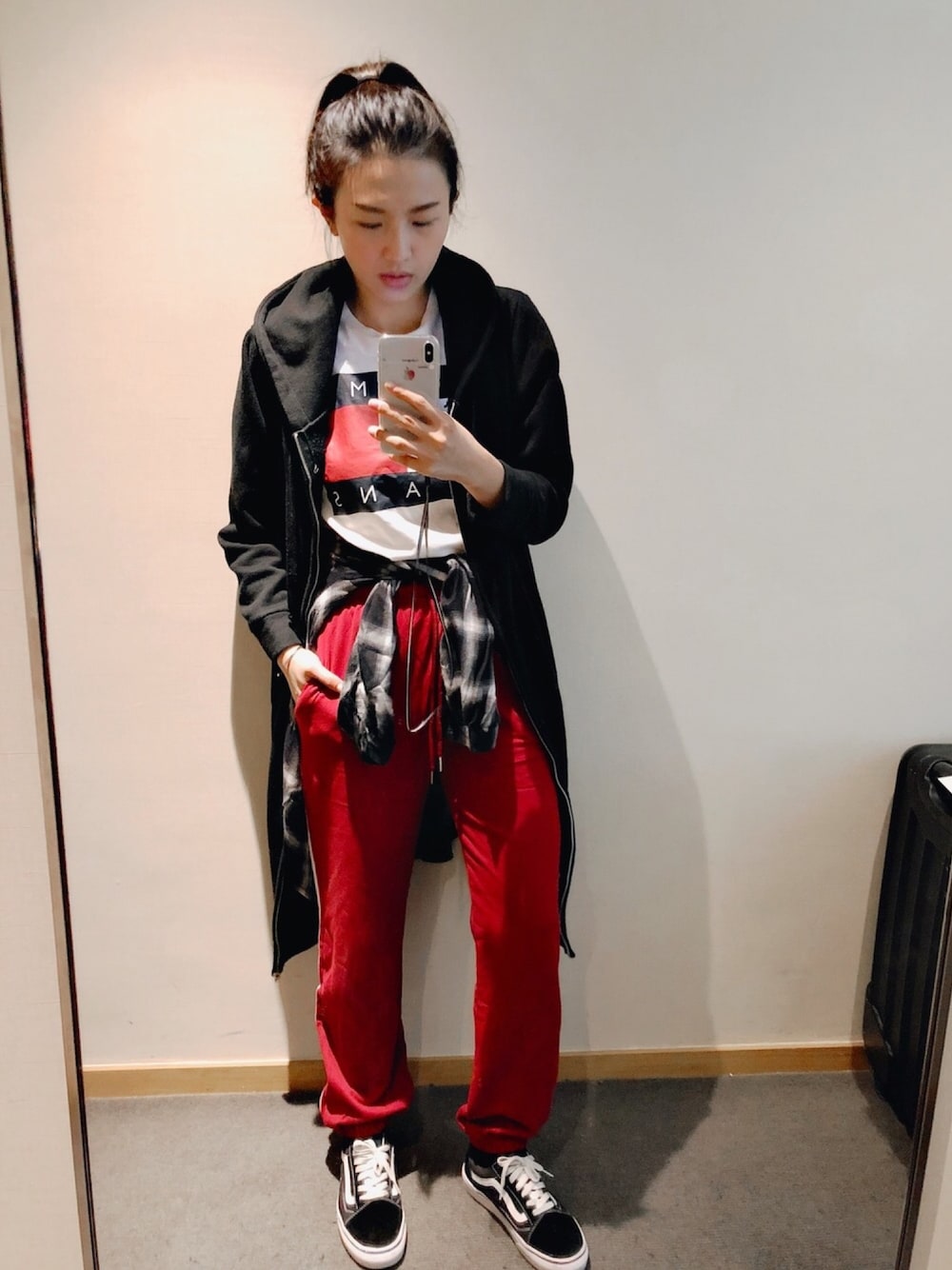 「冬コーデ、girl、ootd、黒、streetstyle、outfit」｜「VANSのアイテム（スニーカー、ブラック系）」を使った、Sun Weiweiさん（レディース・166cm）の冬コーディネートの1枚目の写真