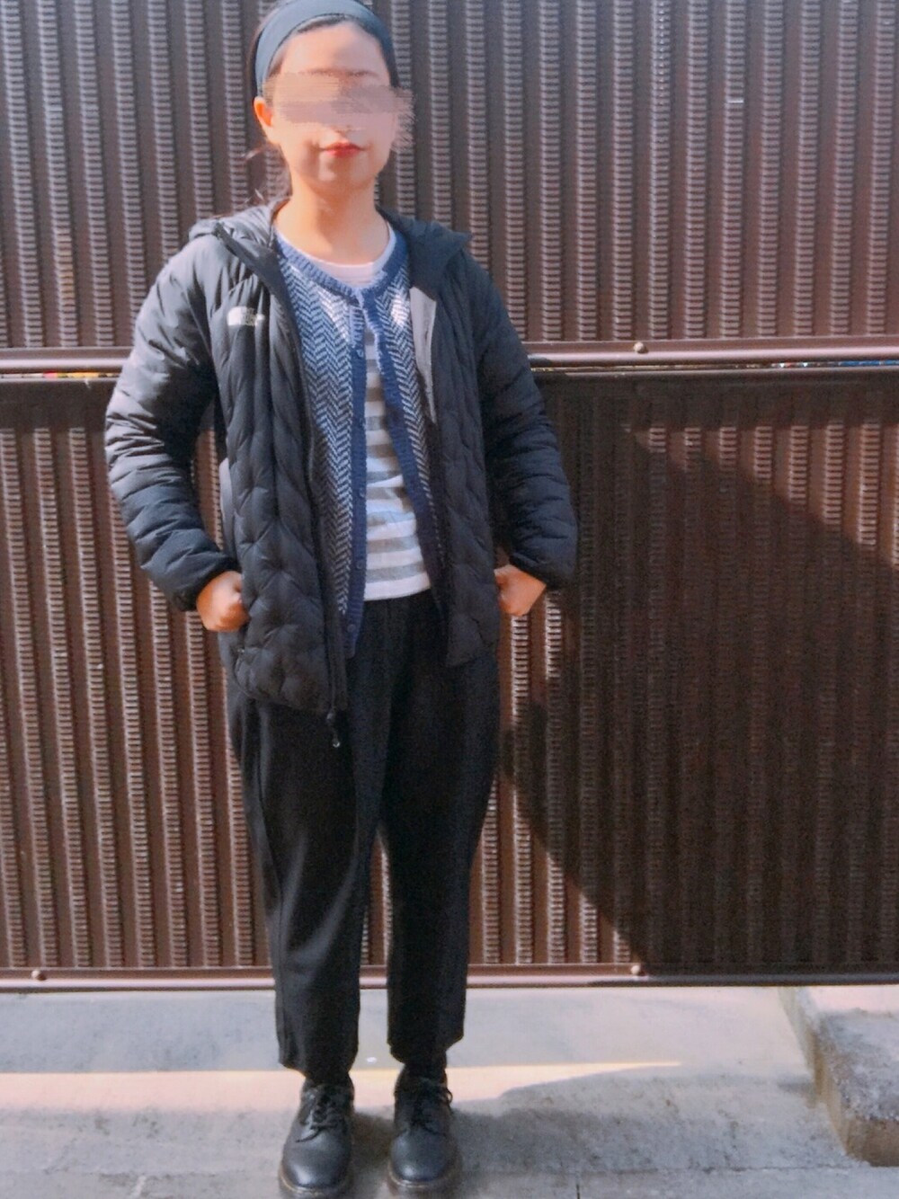 「毎日の記録、ヘアバンド、THE NORTH FACE、ノースフェイス、Dr.Martens、ドクターマーチン」｜「THE NORTH FACEのTHE NORTH FACE/Astro Light Hoodie（ダウンジャケット/コート、ブラック系）」を使った、毎日の記録さん（レディース・153cm）の冬コーディネートの1枚目の写真