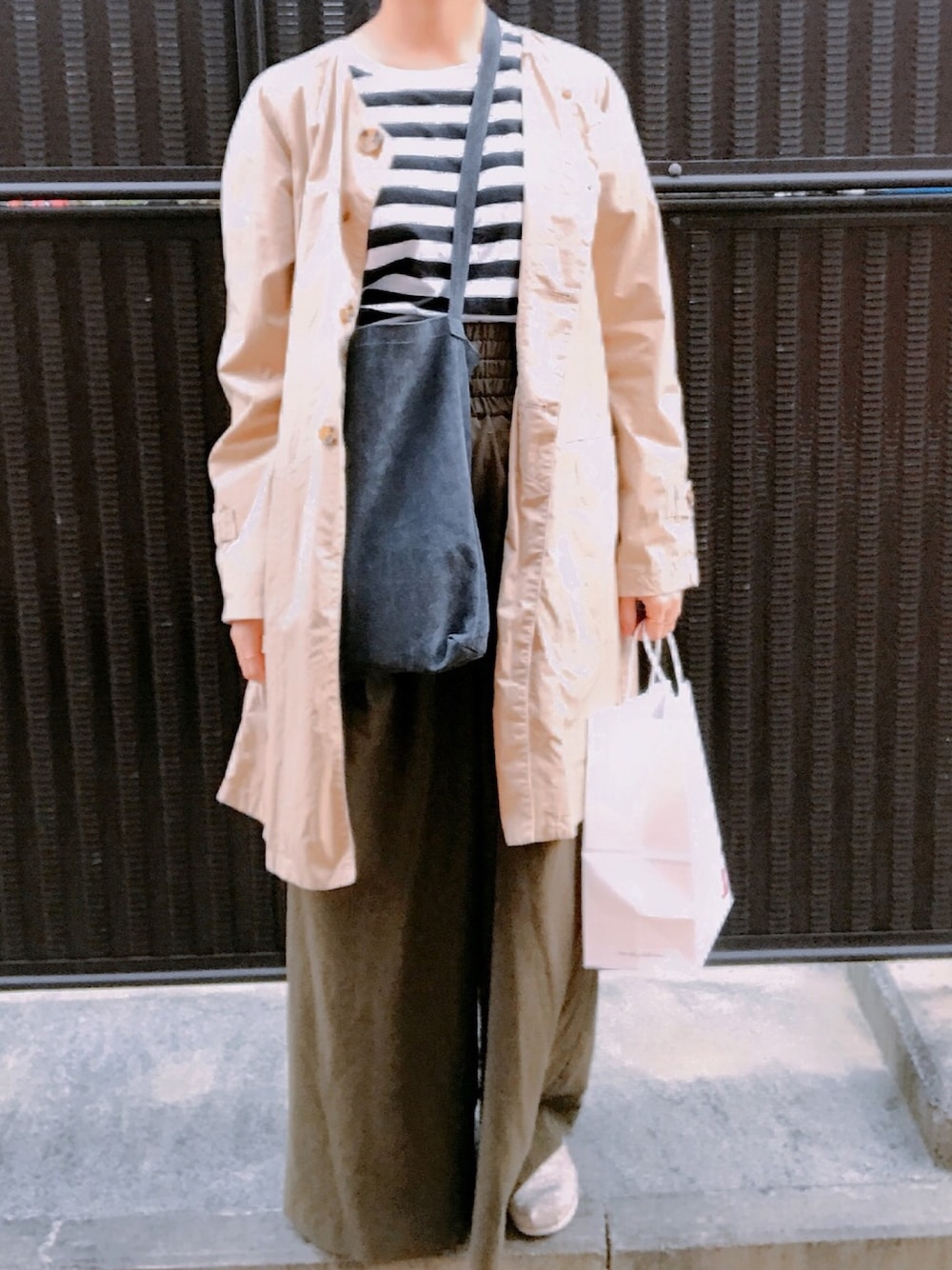 「毎日の記録、アースカラー、ショルダーバッグ、Hender Scheme、エンダースキーマ、無印Tシャツ、毎年リピート」｜「Hender SchemeのHender Scheme pig shoulder big (de-rb-psb)（ショルダーバッグ、グレー系）」を使った、毎日の記録さん（レディース・153cm）の春コーディネートの1枚目の写真