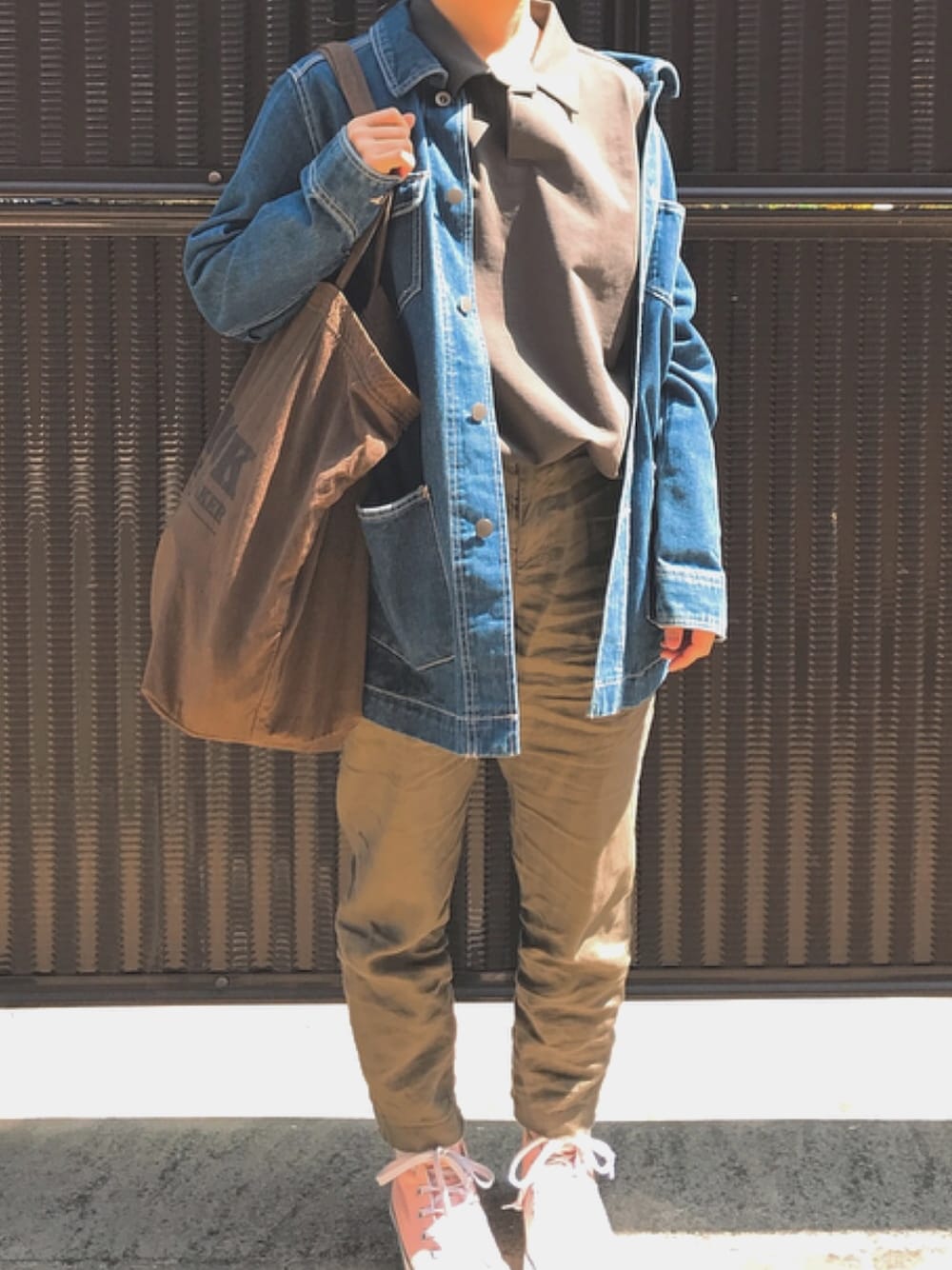 「毎日の記録、TRACKFURNITURE、トート、デニムジャケット、converse」｜「TRACK FURNITUREのアイテム（ショルダーバッグ、ブラウン系）」を使った、毎日の記録さん（レディース・153cm）の春コーディネートの1枚目の写真