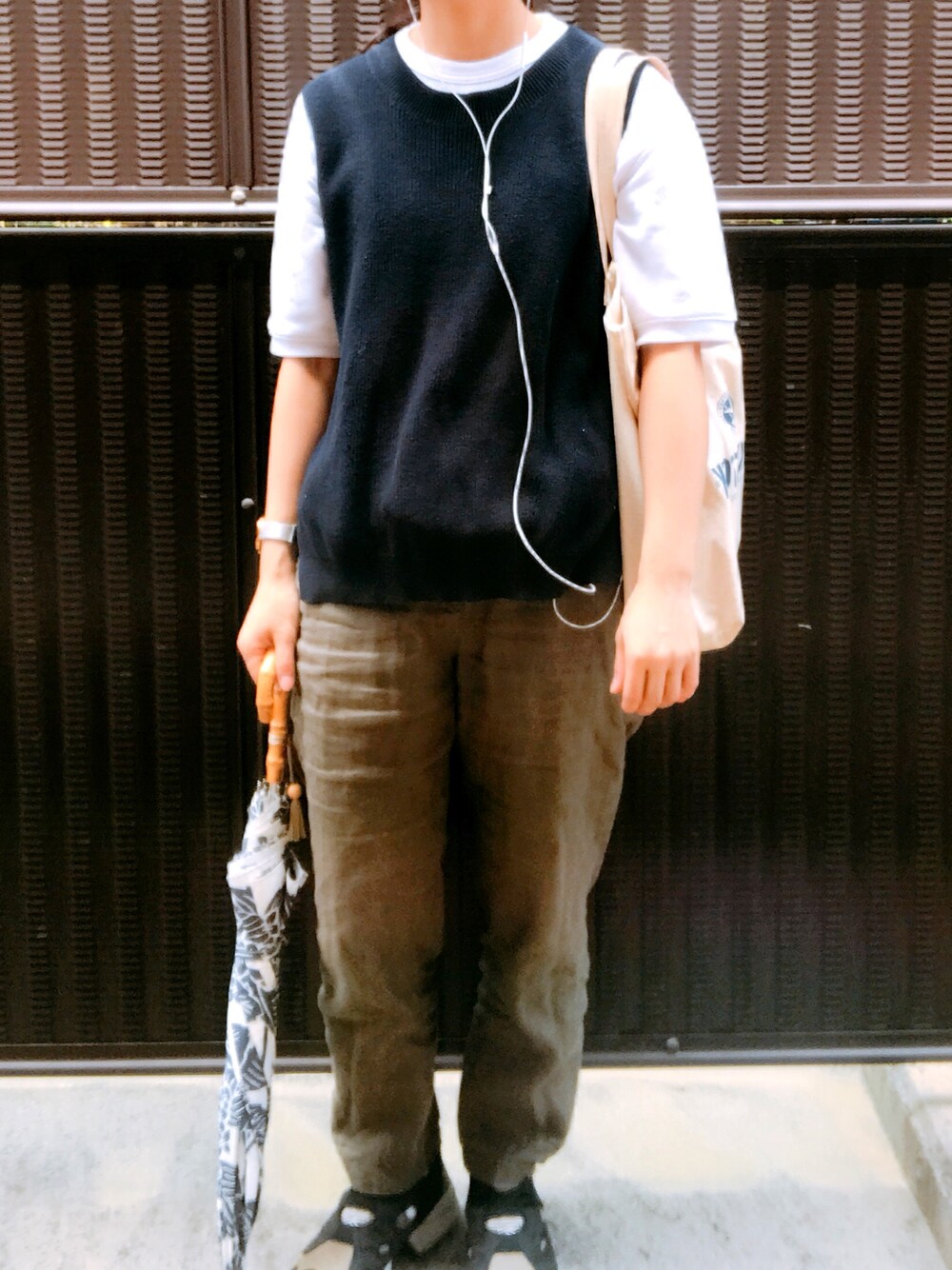 「毎日の記録、ベストの可能性、スウェットとの相性、春といえば春、初夏といえば初夏、そんな日々のスタイル、お気に入り、thechainsmokers」｜「無印良品のアイテム（カーゴパンツ、グリーン系）」を使った、毎日の記録さん（レディース・153cm）の春コーディネートの1枚目の写真