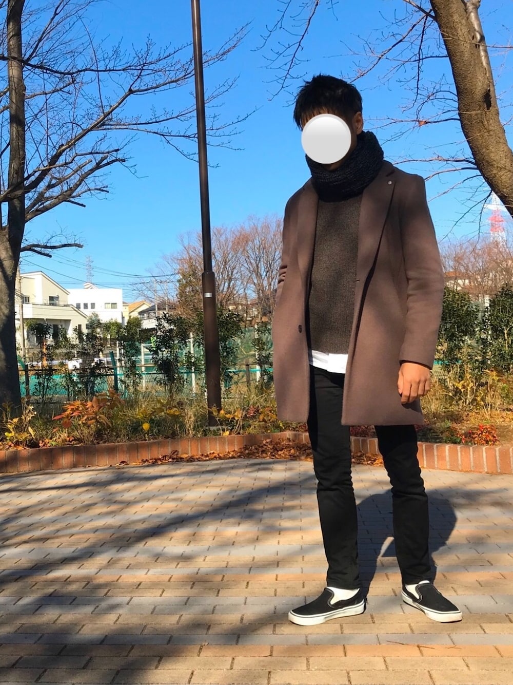 「年末WEAR感謝祭、冬、低身長、UNIQLO、スキニー、チェスターコート、スヌード、ブラウン」｜「VANSのVANS ヴァンズ SLIP ON スリッポン V98CLA BLACK（スリッポン、ブラック系）」を使った、mstさん（メンズ・162cm）の冬コーディネートの1枚目の写真
