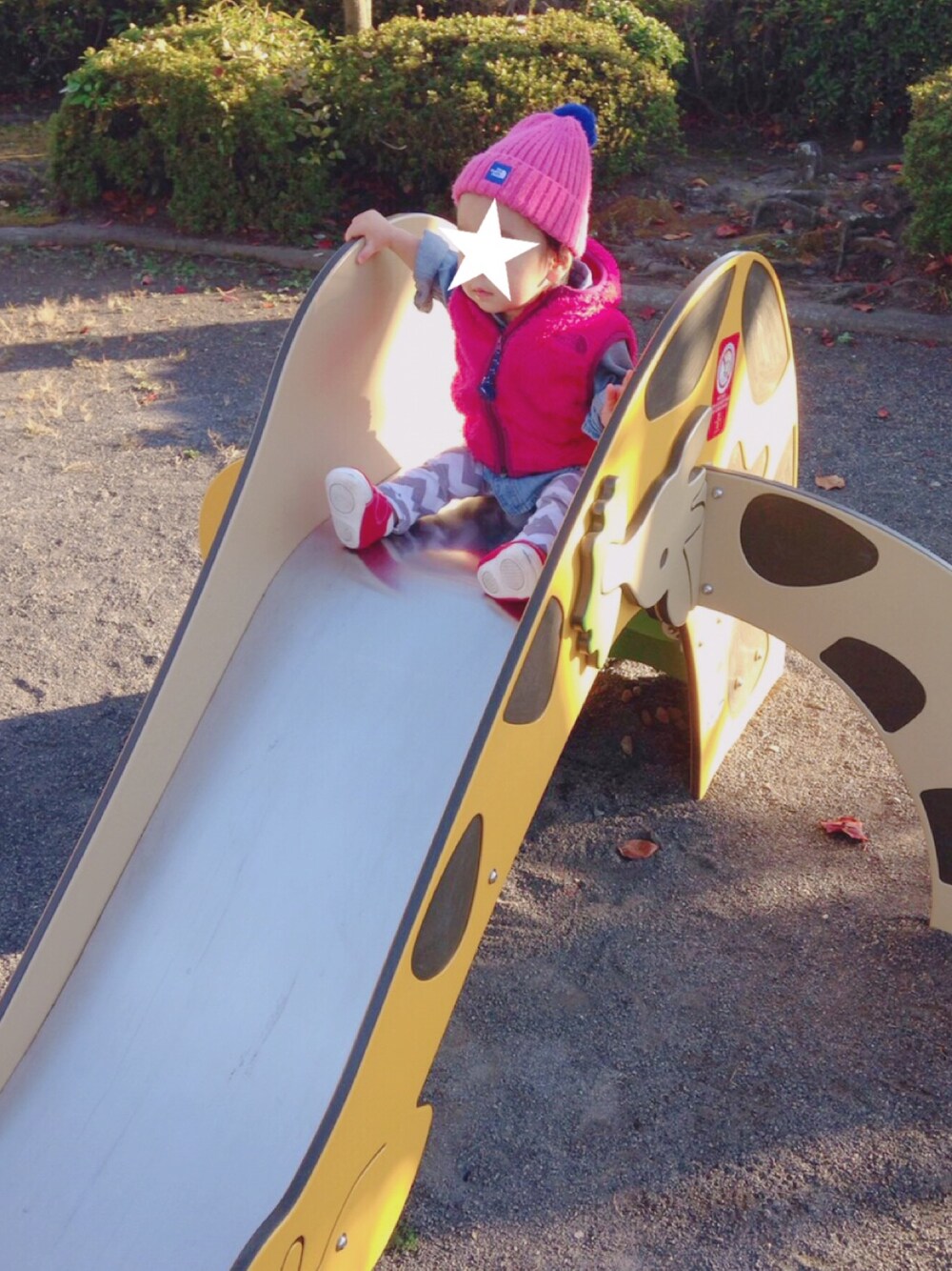 ピンク系のブルゾン、ピンク系のニットキャップ/ビーニーを着用したキッズの秋コーディネートの1枚目の写真