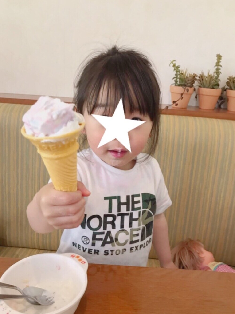 「メルちゃん、ザノースフェイス、キッズコーデ、アイスクリーム」｜「THE NORTH FACEのザ・ノース・フェイス キッズカットソー / ショートスリーブカモロゴティー（Tシャツ/カットソー、ホワイト系）」を使った、kuuuuuuuuutaさん（キッズ・90cm）の冬コーディネートの1枚目の写真
