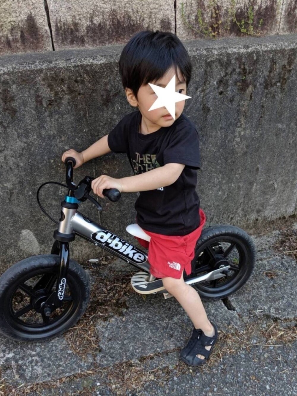 「THE NORTH FACE、dbike、キッズコーデ、NIKE、サンダル、3歳児」｜「THE NORTH FACEのザノースフェイス THE NORTH FACE S/S CAMO LOGO TEE NTJ31992（Tシャツ/カットソー、ブラック系）」を使った、kuuuuuuuuutaさん（キッズ・90cm）の春コーディネートの1枚目の写真