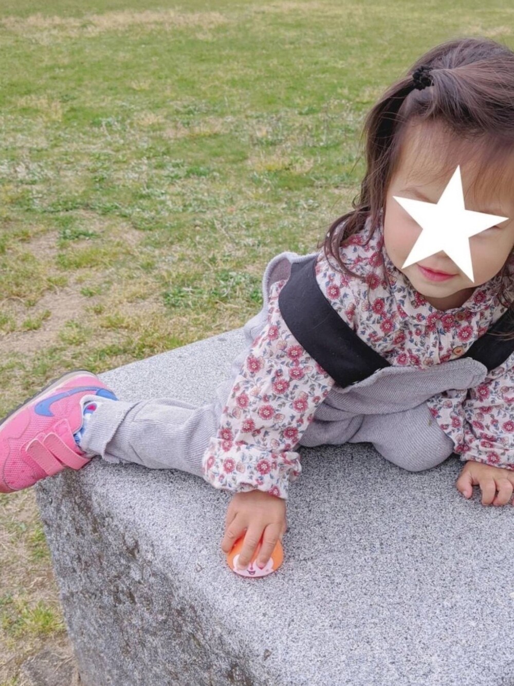 「ZARA KIDS、ZARA、花柄ブラウス、韓国子供服」｜「韓国子供服のアイテム（オールインワン・サロペット、グレー系）」を使った、kuuuuuuuuutaさん（キッズ・90cm）の春コーディネートの1枚目の写真