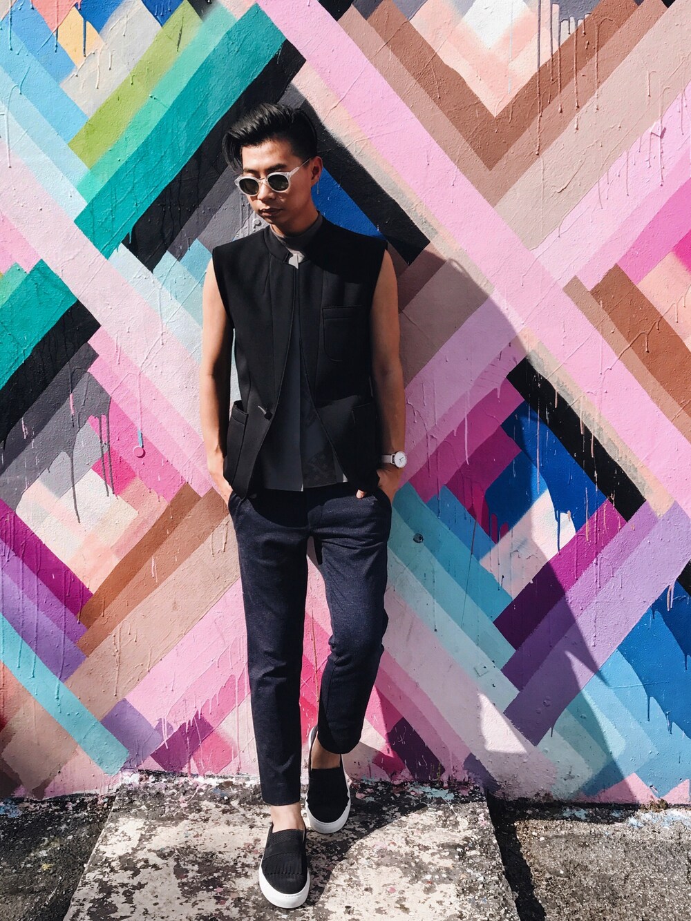 「ootd、outfit、summer、casual、streetstyle」｜「SUPER SUNGLASSのアイテム（サングラス、ホワイト系）」を使った、Tommy Lei (MYBELONGING)さん（メンズ・170cm）の春コーディネートの1枚目の写真