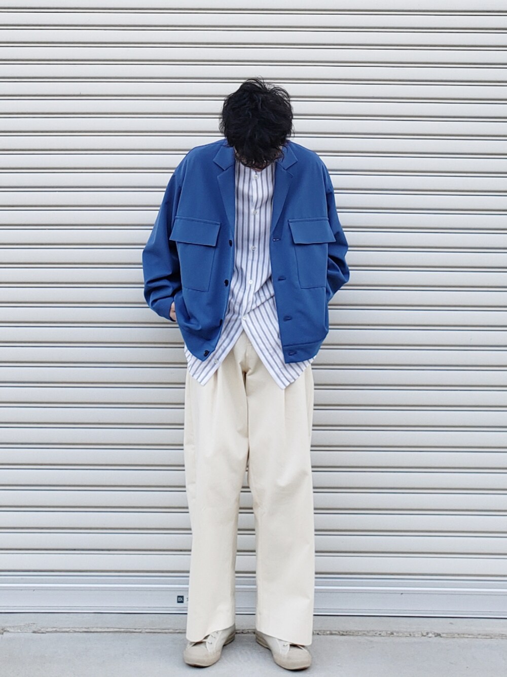 ブルー系のブルゾン、ホワイト系のその他パンツ、ホワイト系のシャツ/ブラウスを着用したメンズの春コーディネートの1枚目の写真