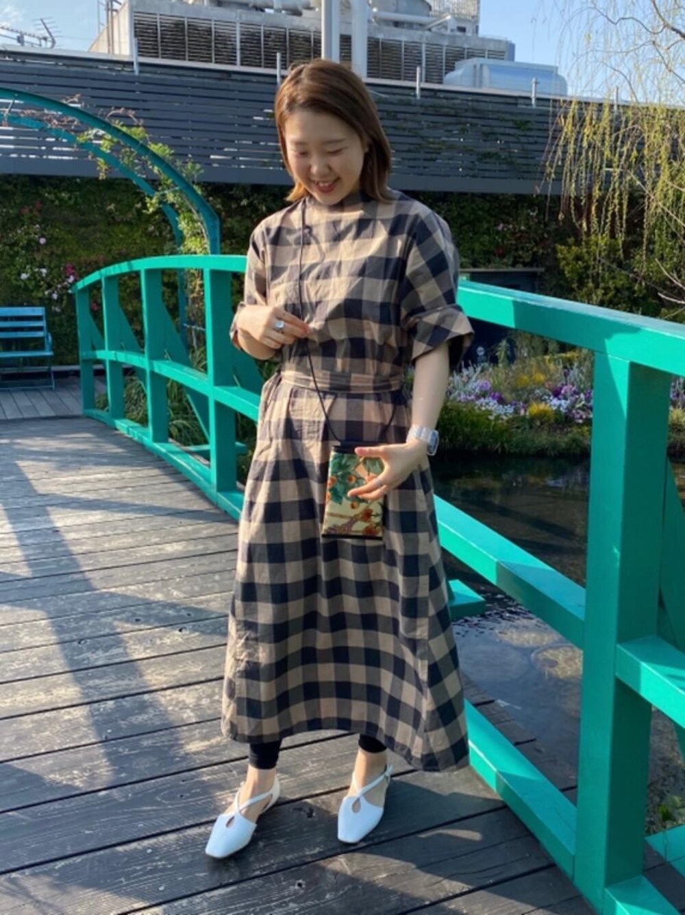 「ワンピース、春コーデ、unitedarrows、スマホケース、オデットエオディール、マニプリ、Flat shoes styling、odetteeodile、Skirt style、春めきシューズ」｜「ODETTE E ODILEのOFD ティアクロス FLT10↓↑（パンプス、ホワイト系）」を使った、藤井　オデット エ オディール スタッフさん（レディース・154cm）の春コーディネートの1枚目の写真
