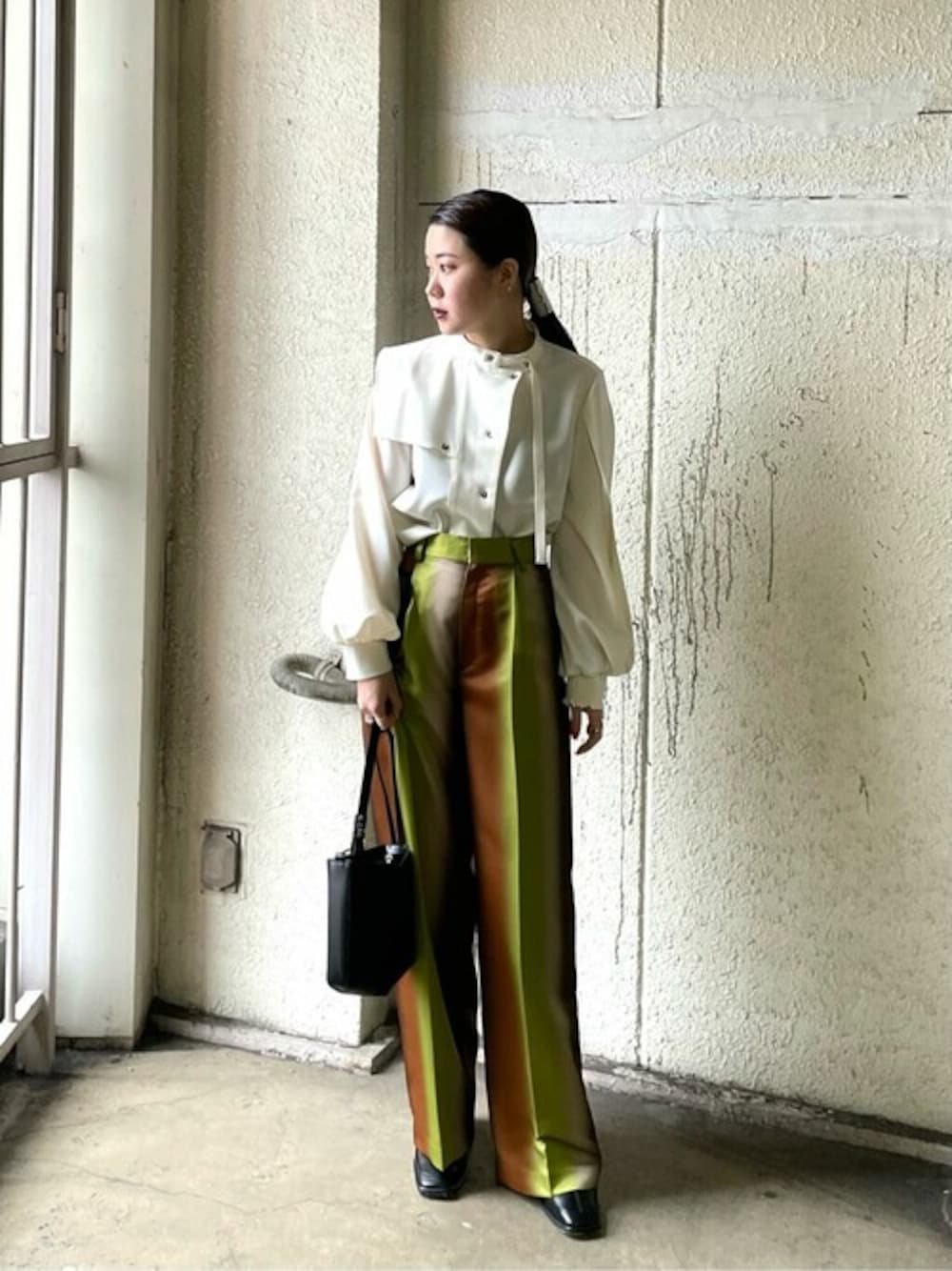 「パンツ、低身長、パンツコーデ、オトナカジュアル、秋コーデ」｜「UNITED TOKYOのラップフロントアシメブラウス（シャツ/ブラウス、ホワイト系）」を使った、akari.nさん（レディース・153cm）の秋コーディネートの1枚目の写真