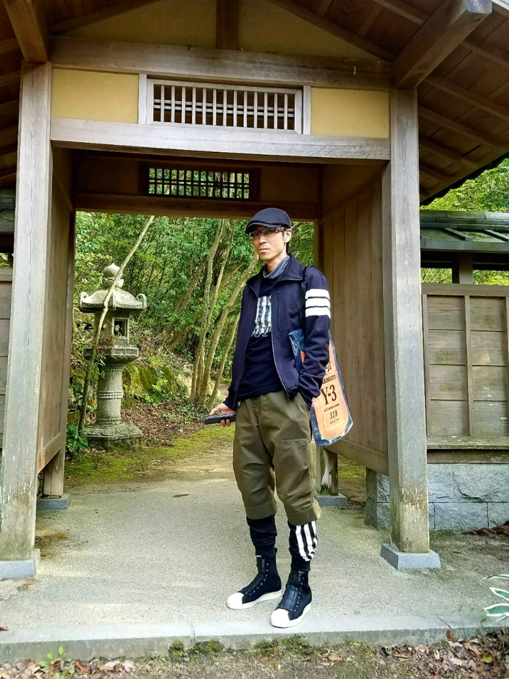 「黒、春コーデ、カジュアルコーデ」｜「アランミクリのアイテム（メガネ、レッド系）」を使った、YOSHIKI-Tさん（メンズ・170cm）の春コーディネートの1枚目の写真