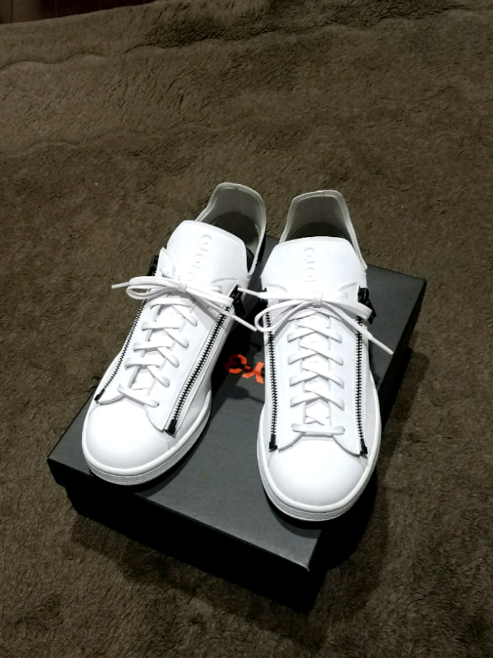 「adidas、Y-3」｜「Y-3のアイテム（スニーカー、ホワイト系）」を使った、YOSHIKI-Tさん（メンズ・170cm）の春コーディネートの1枚目の写真