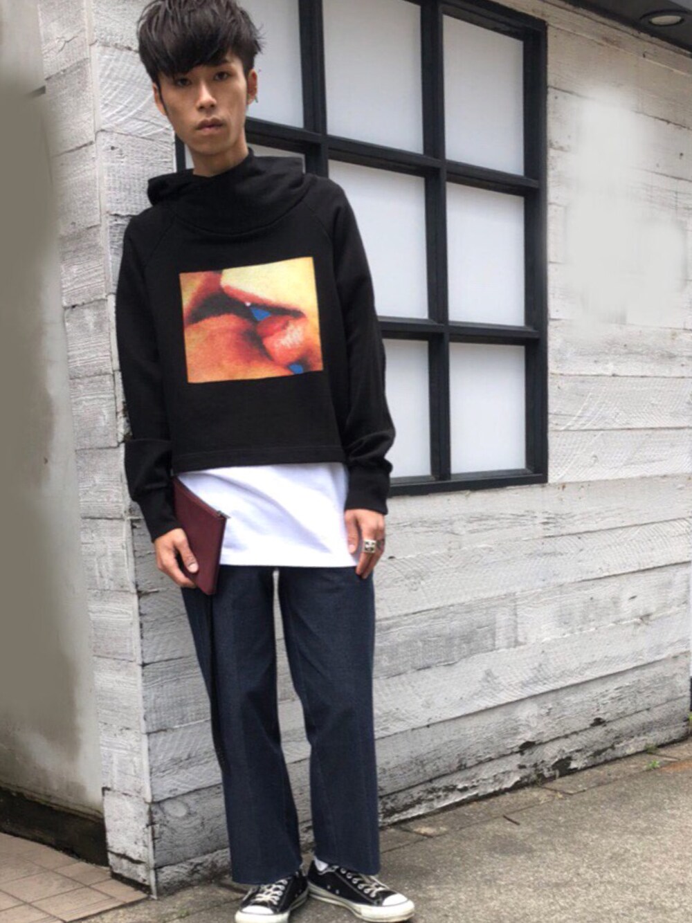 「ショート丈トップス、ストリート、レイヤードスタイル、MIDWEST、黒、プリント、パーカー、フーディー、DIET BUTCHER SLIM SKIN」｜「DIET BUTCHERのDIET BUTCHER SLIM SKIN ショートルーズフーディー（パーカー、ブラック系）」を使った、MIDWEST_ECさん（メンズ・173cm）の春コーディネートの1枚目の写真
