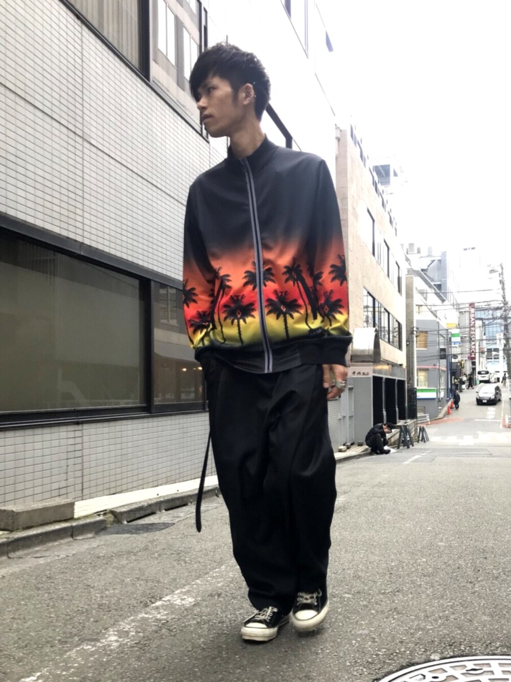 「MIDWEST、MARCELO BURLON、yoshio kubo、ヌケ感、こなれ感、ワイドパンツ、はるコーデ」｜「MARCELO BURLONのMARCELO BURLON 『RED PALM』トラックジャケット（ジャージ、オレンジ系）」を使った、MIDWEST_ECさん（メンズ・173cm）の春コーディネートの1枚目の写真