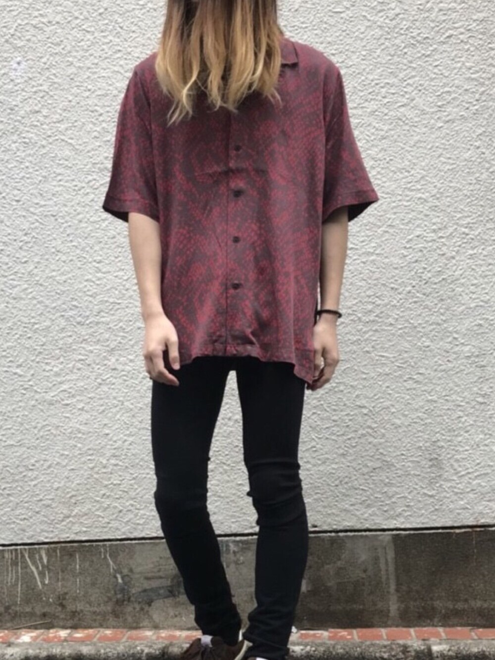 レッド系のシャツ/ブラウス、ブラック系のデニムパンツを着用したメンズの春コーディネートの1枚目の写真