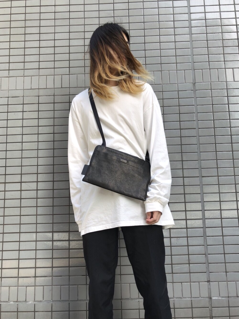 「シンプルコーデ、春コーデ、TAKAHIROMIYASHITA The SoloIst. 、PATRICK STEPHAN、MIDWEST、無地T、ショルダーバッグ」｜「TAKAHIROMIYASHITATheSoloIst.のTAKAHIROMIYASHITATheSoloist. オーバーサイズクルーネックTシャツ（Tシャツ/カットソー、ホワイト系）」を使った、MIDWEST_ECさん（メンズ・173cm）の春コーディネートの1枚目の写真