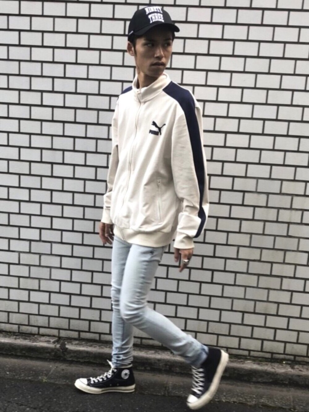 ホワイト系のジャージ、ブルー系のデニムパンツ、ブラック系のスニーカーを着用したメンズの春コーディネートの1枚目の写真