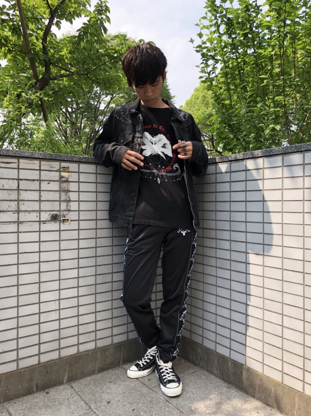 「モード、MARCELO BURLON、ジャージ、黒、シック、夏」｜「MARCELO BURLONのMARCELO BURLON “WHITE FLOWER”プリントTシャツ（Tシャツ/カットソー、ブラック系）」を使った、MIDWEST_ECさん（メンズ・174cm）の春コーディネートの1枚目の写真
