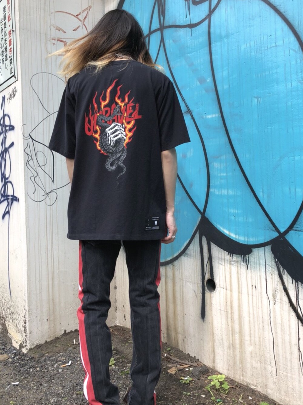 「Tシャツ、デニムパンツ、ラインパンツ、黒、今日のコーデ、夏コーデ、ストリート、unravel project、DISCOVERED、MIDWEST」｜「UNRAVEL PROJECTのUNRAVEL PROJECT 『SNAKE JERSEY SKATE』Tシャツ（Tシャツ/カットソー、ブラック系）」を使った、MIDWEST_ECさん（メンズ・173cm）の春コーディネートの1枚目の写真