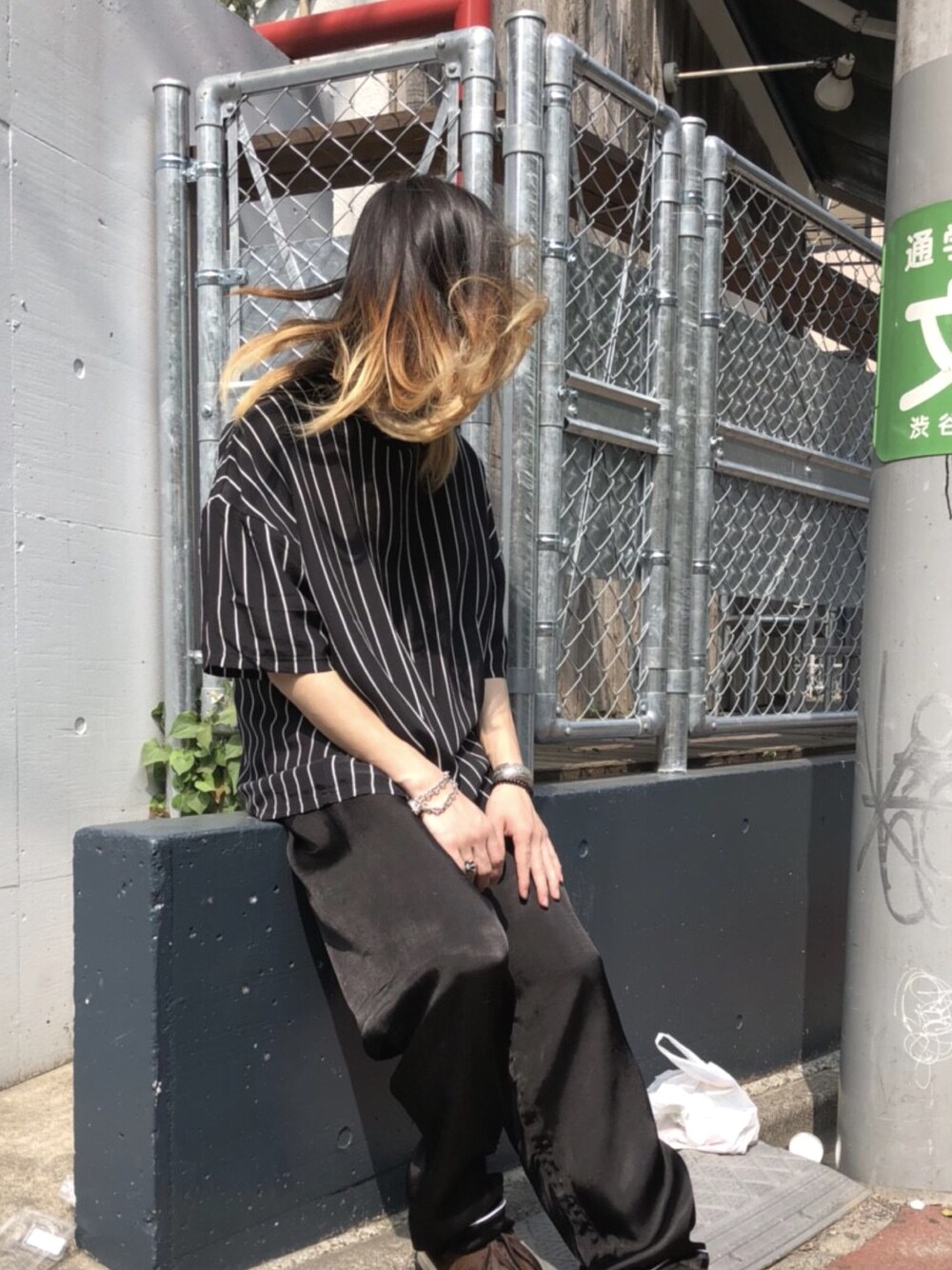 「Tシャツ、シンプル、モノトーン、春コーデ、夏コーデ、黒、オールブラック、モード、HAIDER ACKERMANN、TAKAHIROMIYASHITA The SoloIst. 」｜「HAIDER ACKERMANNのHAIDER ACKERMANN シルクTシャツ（Tシャツ/カットソー、ブラック系）」を使った、MIDWEST_ECさん（メンズ・173cm）の春コーディネートの1枚目の写真