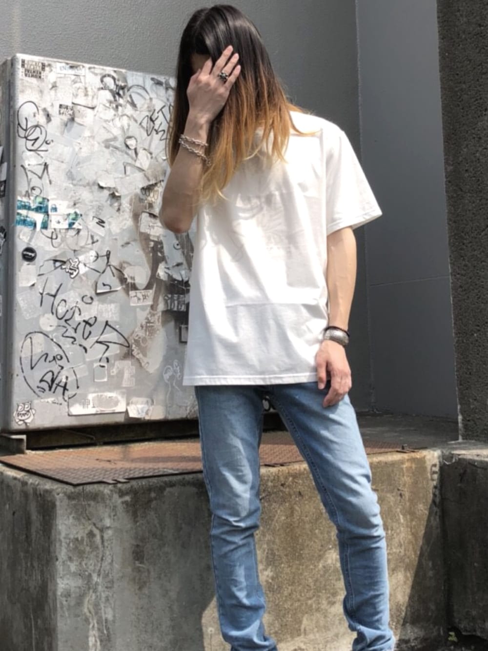 「Tシャツ、デニム、スキニーデニム、シンプル、夏コーデ、outfit、ootd、TAKAHIROMIYASHITA The SoloIst. 、ksubi」｜「TAKAHIROMIYASHITATheSoloIst.のTAKAHIRO MIYASHITATheSoloist. “crew neck”Tシャツ（Tシャツ/カットソー、ホワイト系）」を使った、MIDWEST_ECさん（メンズ・173cm）の春コーディネートの1枚目の写真