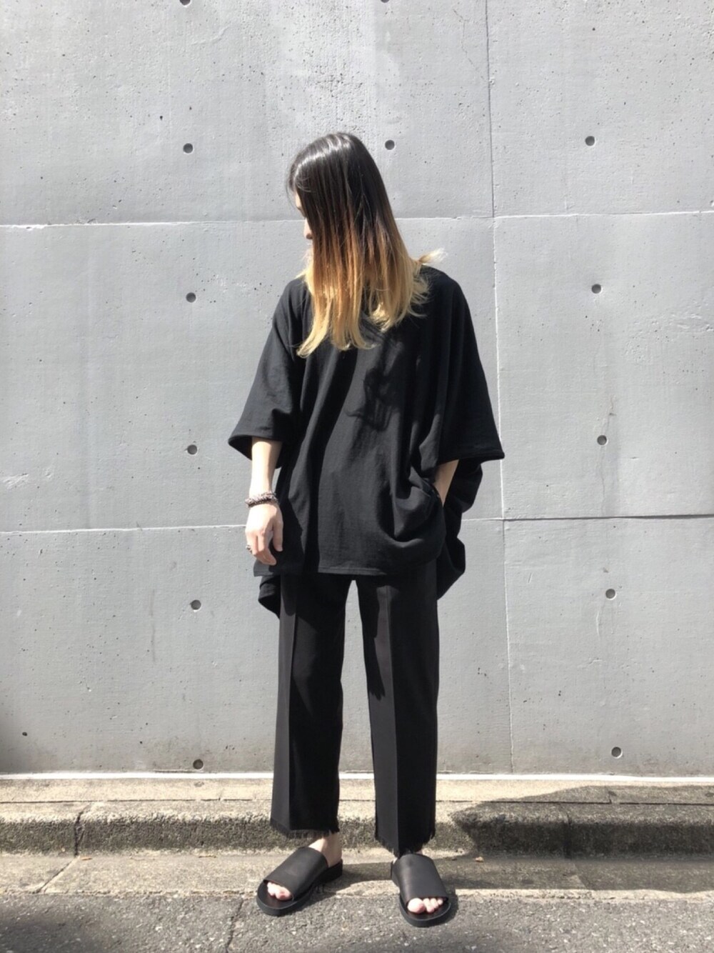 「Tシャツ、スラックス、サンダル、ブラック、オールブラック、モード、ootd、ビッグシルエット、シンプルコーデ」｜「ROGGYKEIのROGGYKEI 『SQUARE』Tシャツ（Tシャツ/カットソー、ブラック系）」を使った、MIDWEST_ECさん（メンズ・173cm）の春コーディネートの1枚目の写真
