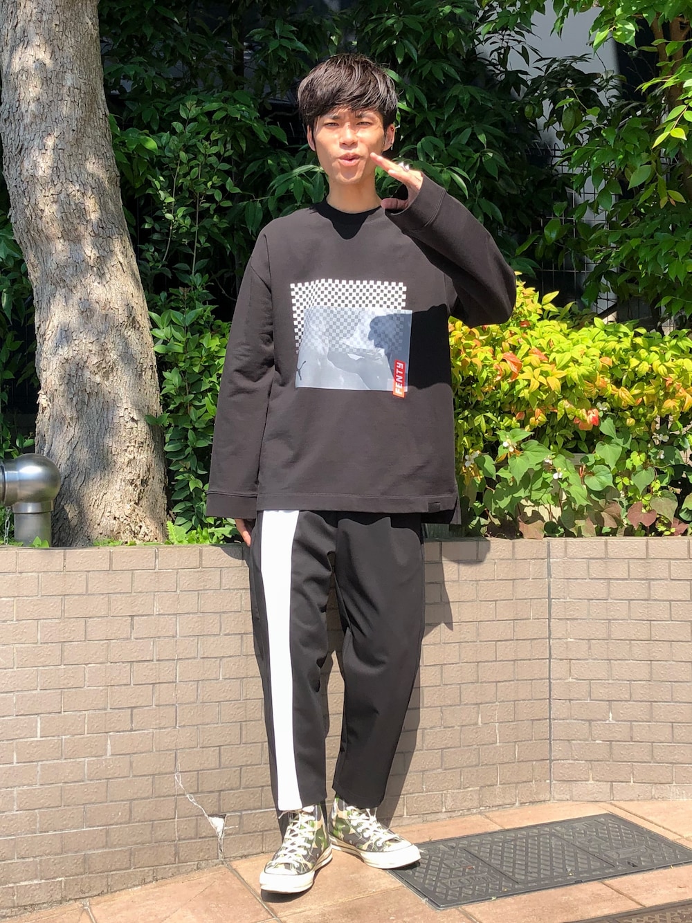 「ストリート、黒、クロップドパンツ、リラックススタイル、PUMA、FentyPumaByRihanna、MIDWEST」｜「FENTY PUMA by RihannaのFENTY PUMA by Rihanna ロングスリーブクルーネックTシャツ（Tシャツ/カットソー、ブラック系）」を使った、MIDWEST_ECさん（メンズ・174cm）の春コーディネートの1枚目の写真