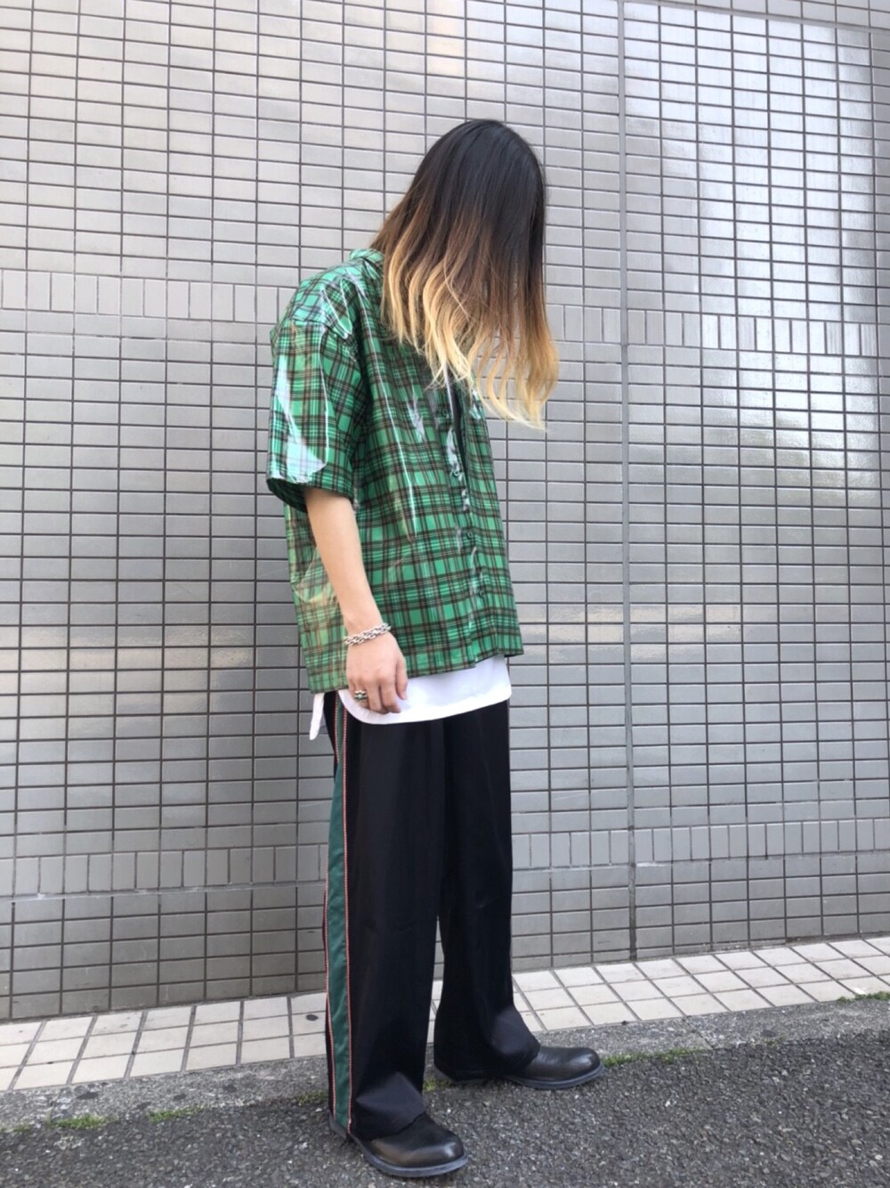 「半袖シャツ、チェック、ワイドパンツ、ラインパンツ、シャツスタイル、outfit、ootd、DISCOVERED」｜「DISCOVEREDのDISCOVERED PVCチェックシャツ（シャツ/ブラウス、グリーン系）」を使った、MIDWEST_ECさん（メンズ・173cm）の春コーディネートの1枚目の写真