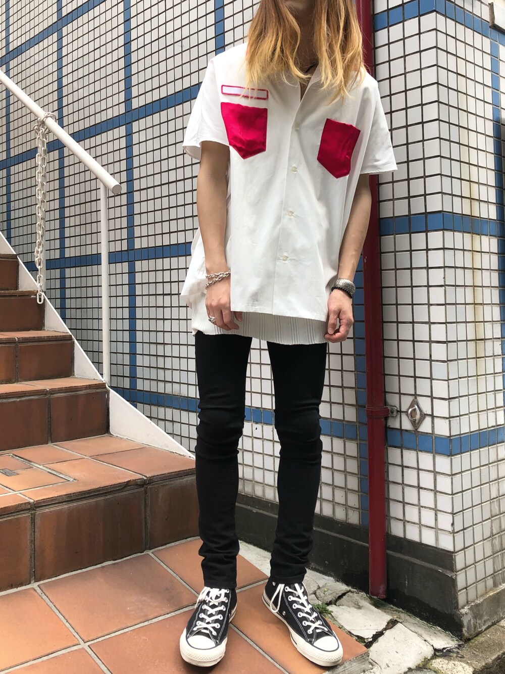 「シンプル、夏コーデ、シャツスタイル、黒スキニー、スキニーデニム、converse」｜「DISCOVEREDのDISCOVERED ボウリングシャツ（シャツ/ブラウス、ホワイト系）」を使った、MIDWEST_ECさん（メンズ・173cm）の春コーディネートの1枚目の写真