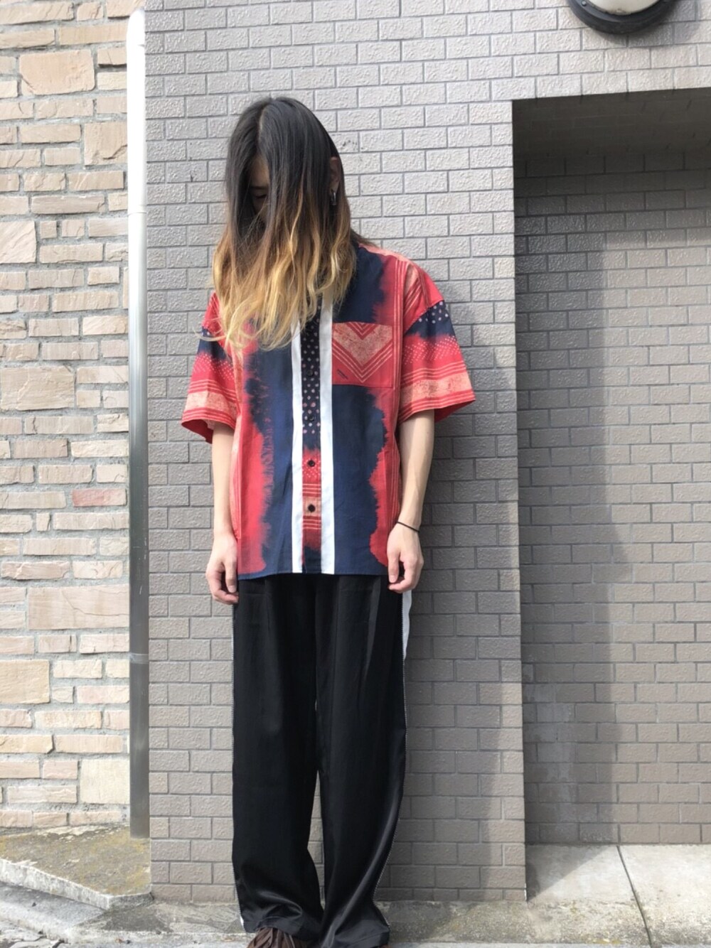 「ビックシルエット、半袖シャツ、ラインパンツ、ワイドパンツ、シャツスタイル、夏コーデ、ootd」｜「yoshiokuboのyoshiokubo GROUNDFLOOR 『SHIBORI』ショートスリーブシャツ（シャツ/ブラウス、ブラック系）」を使った、MIDWEST_ECさん（メンズ・173cm）の夏コーディネートの1枚目の写真