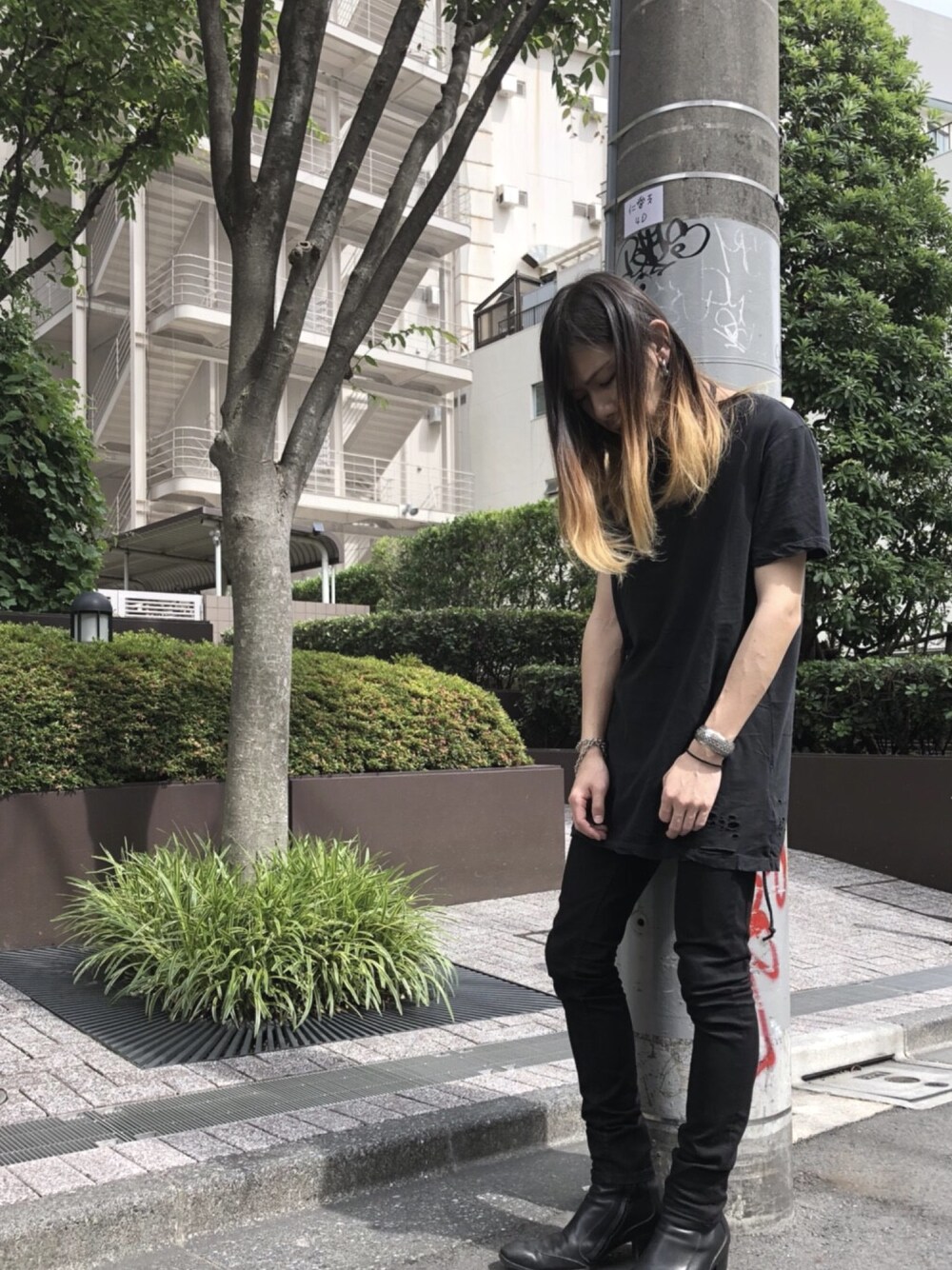 ブラック系のTシャツ/カットソーを着用したメンズの夏コーディネートの1枚目の写真