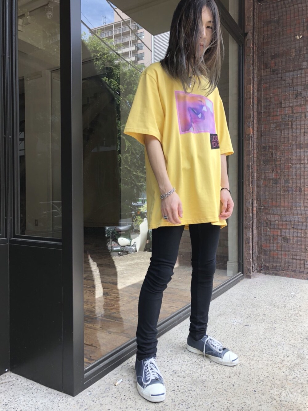 「Tシャツ、黒スキニー、シンプル、ビッグT、オーバーサイズ、ビッグシルエット、夏コーデ、converse、ootd、outfit」｜「DISCOVEREDのWeb先行販売!!■別注■DISCOVERED×MIDWEST 『EXCLUSIVE “LOST YOUTH” 』ビックTシャツ（Tシャツ/カットソー、イエロー系）」を使った、MIDWEST_ECさん（メンズ・173cm）の夏コーディネートの1枚目の写真