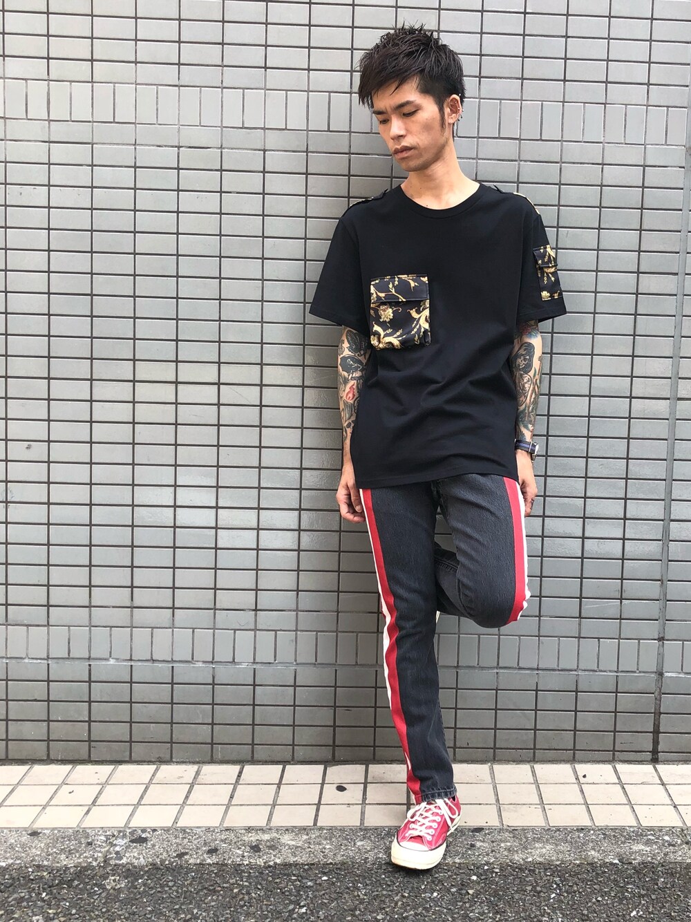 「デニムパンツ、ラインパンツ、夏コーデ、MIDWEST、ootd、ポケットＴシャツ、スニーカー、yoshiokubo GROUNDFLOOR、DISCOVERED」｜「DISCOVEREDのDISCOVERED 『REMAKE PIGMENT』サイドラインパンツ（デニムパンツ、ブラック系）」を使った、MIDWEST_ECさん（メンズ・174cm）の夏コーディネートの1枚目の写真