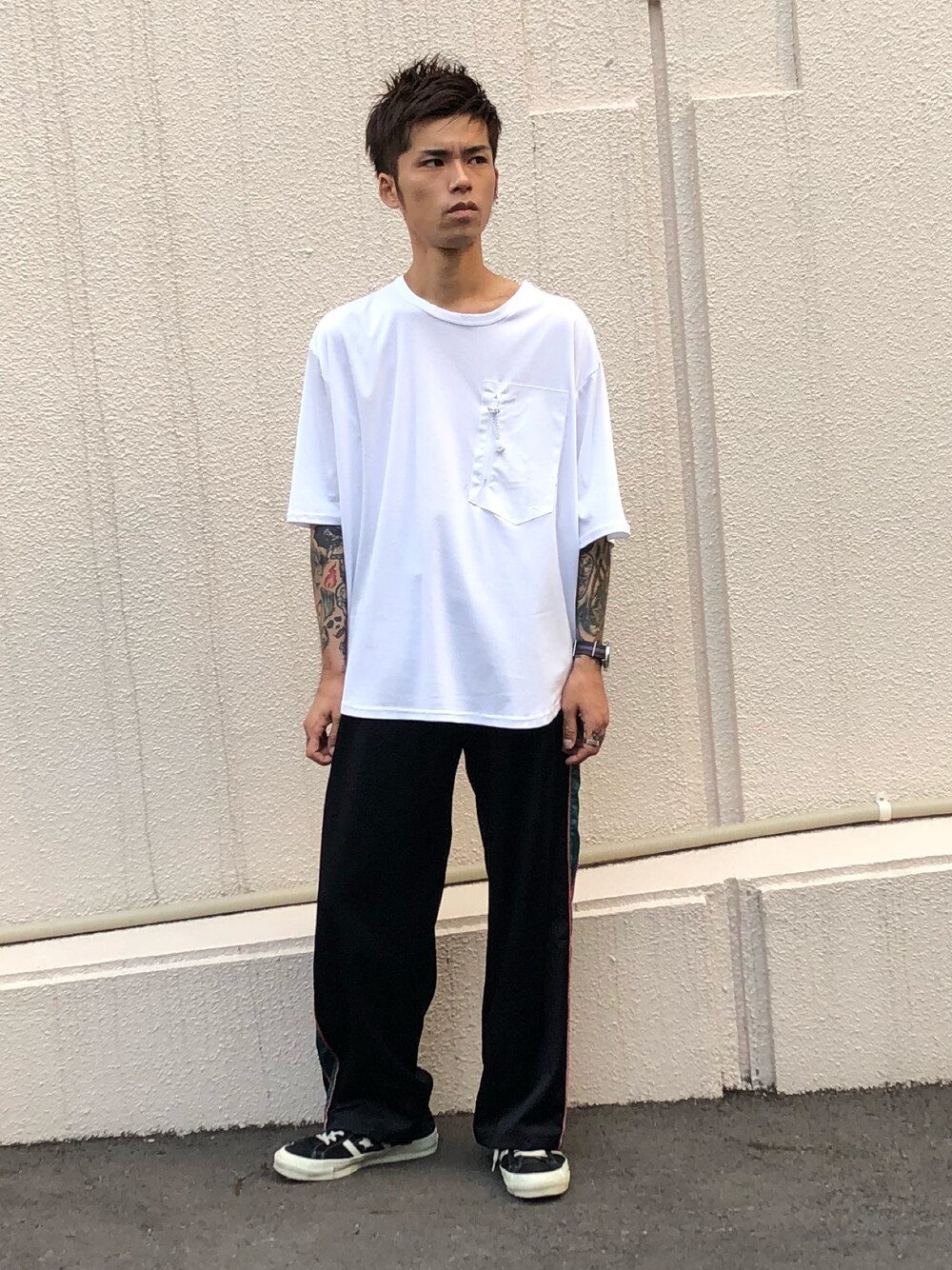 「リラックススタイル、ワイドパンツ、ラクチンコーデ、DISCOVERED、ポケットＴシャツ、夏、MIDWEST」｜「DISCOVEREDのDISCOVERED ポケットTシャツ（Tシャツ/カットソー、ホワイト系）」を使った、MIDWEST_ECさん（メンズ・174cm）の夏コーディネートの1枚目の写真