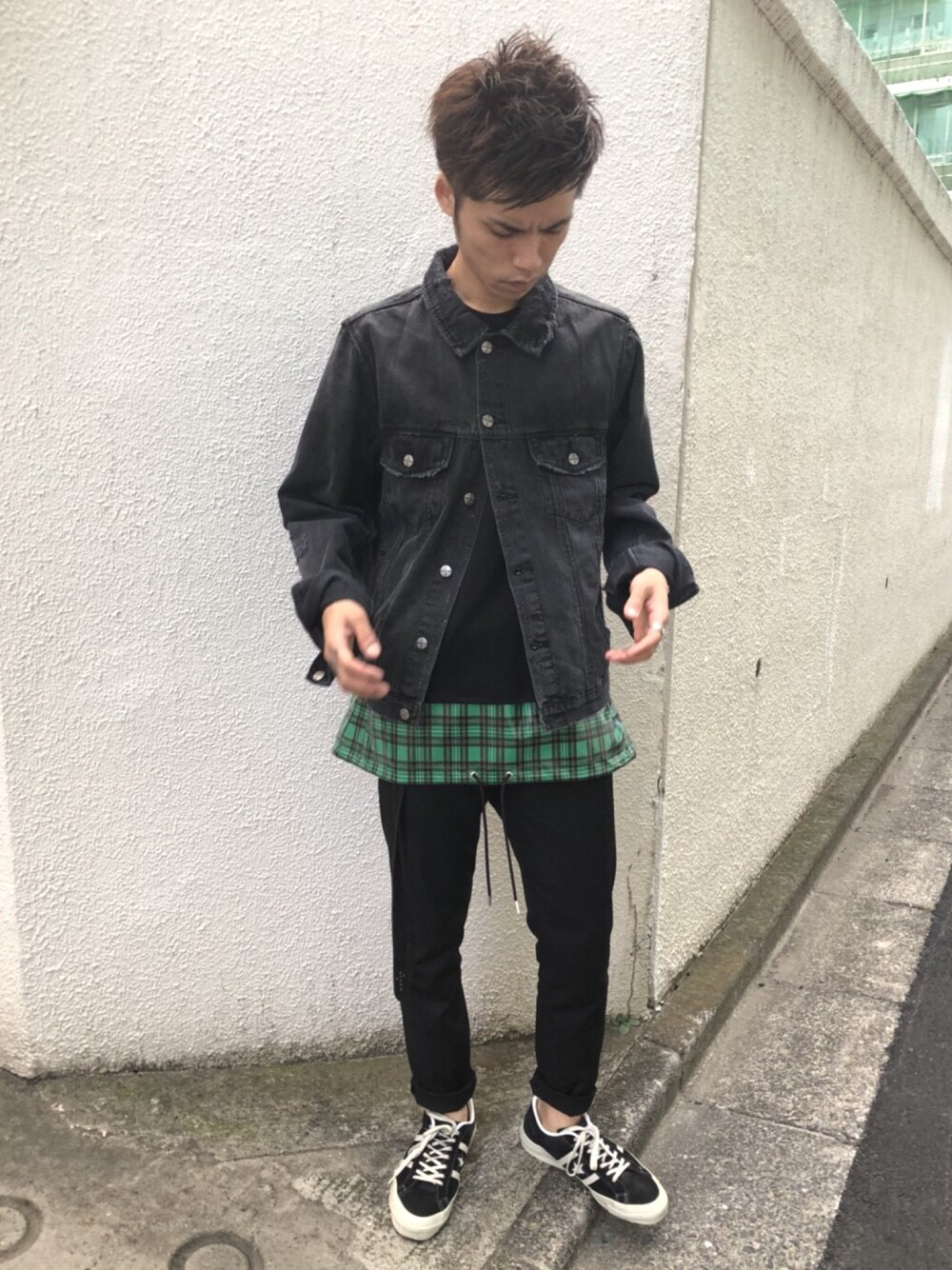 「DISCOVERED、MIDWEST、レイヤードスタイル、デニムジャケット、ブラック、夏、ootd」｜「KSUBIのksubi “CLASSIC”デニムジャケット（デニムジャケット、ブラック系）」を使った、MIDWEST_ECさん（メンズ・174cm）の夏コーディネートの1枚目の写真