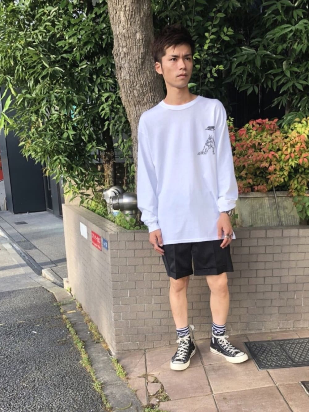 「MIDWEST、夏コーデ、TOGA VIRILIS、TOGA、ショートパンツ、白Tシャツ、ロンT」｜「TOGA VIRILISのTOGA VIRILIS “Print L/S”Tシャツ（Tシャツ/カットソー、ホワイト系）」を使った、MIDWEST_ECさん（メンズ・174cm）の夏コーディネートの1枚目の写真