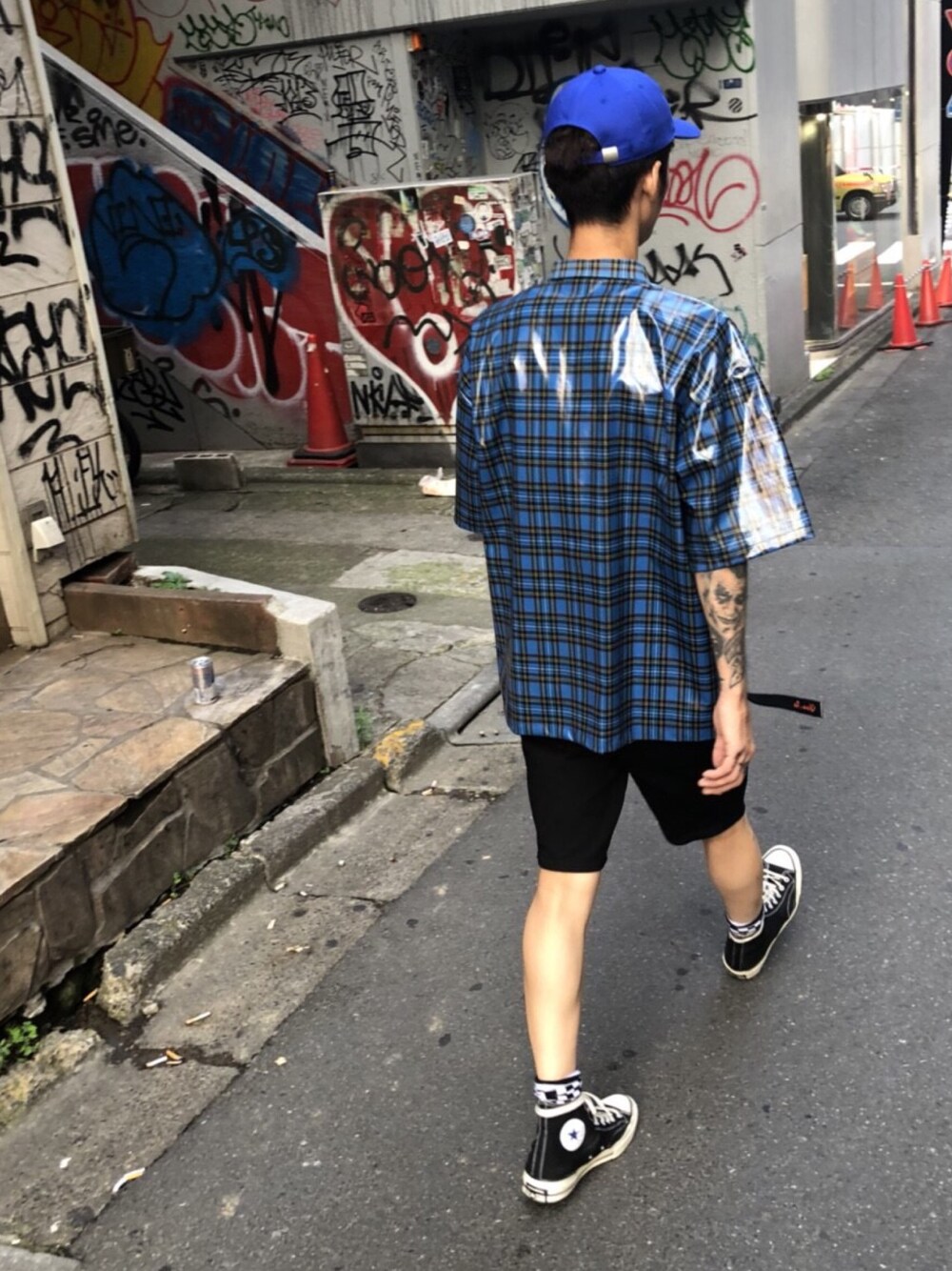 「チェックシャツ、DISCOVERED、MIDWEST、ブルー、ショートパンツ、夏コーデ、キャップ」｜「DISCOVEREDのDISCOVERED PVCチェックシャツ（シャツ/ブラウス、ブルー系）」を使った、MIDWEST_ECさん（メンズ・174cm）の夏コーディネートの1枚目の写真