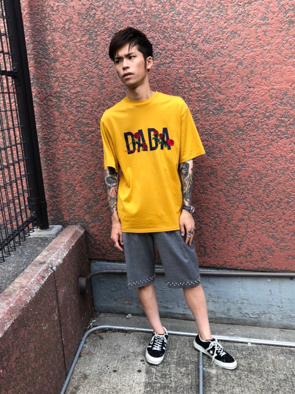 「CHRISTIAN DADA、イエロー、スタッズ、ショートパンツ、夏コーデ、ootd、MIDWEST、DISCOVERED」｜「CHRISTIAN DADAのCHRISTIAN DADA “DADA Rose”エンブロイダリーTシャツ（Tシャツ/カットソー、イエロー系）」を使った、MIDWEST_ECさん（メンズ・174cm）の夏コーディネートの1枚目の写真