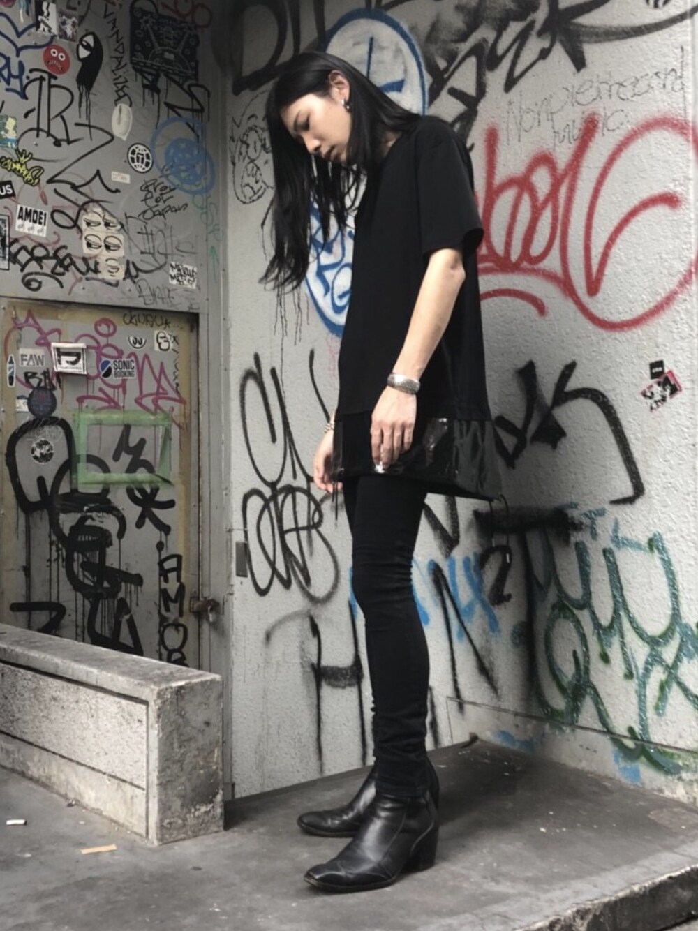 「レイヤードスタイル、Tシャツ、夏、シンプル、ootd、outfit、黒スキニー、PVC、DISCOVERED、ksubi」｜「DISCOVEREDの■別注■DISCOVERED×MIDWEST レイヤードモッズカットソー（Tシャツ/カットソー、ブラック系）」を使った、MIDWEST_ECさん（メンズ・173cm）の夏コーディネートの1枚目の写真