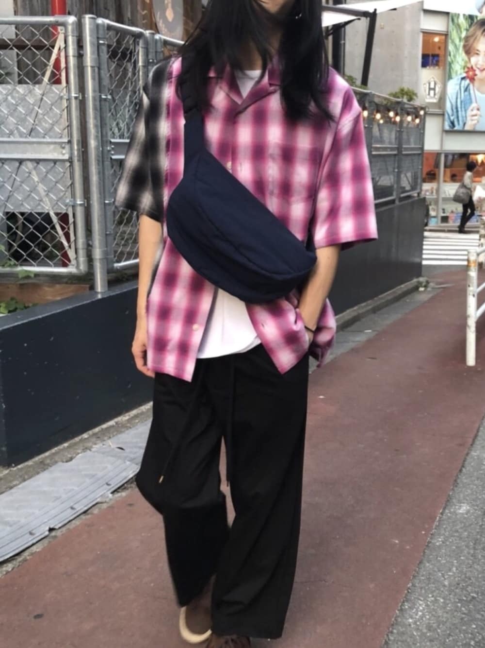 「夏コーデ、ストリート、street、outfit、ootd、ブラック、チェックシャツ、シャツスタイル、オープンカラーシャツ、スニーカー」｜「DISCOVEREDのDISCOVERED オンブレチェックシャツ（シャツ/ブラウス、ピンク系）」を使った、MIDWEST_ECさん（メンズ・173cm）の夏コーディネートの1枚目の写真