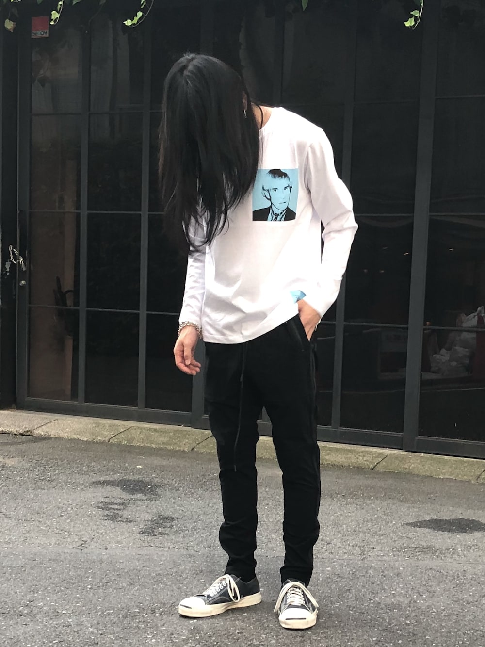 「スニーカー、ロンT、ラインパンツ、シンプル、Tシャツ、street、モノトーン、ホワイト、白Tシャツ、ootd」｜「Calvin Klein JeansのCalvin Klein Jeans “Andy Warhol”ルロングスリーブTシャツ（Tシャツ/カットソー、ホワイト系）」を使った、MIDWEST_ECさん（メンズ・173cm）の夏コーディネートの1枚目の写真