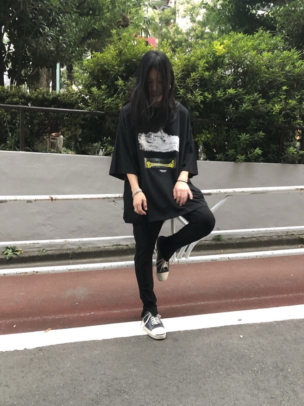 「ビッグシルエット、オールブラック、スニーカー、ラインパンツ、コンバース、オーバーサイズ、ootd、outfit、夏、黒」｜「yoshiokuboのyoshiokubo GROUNDFLOOR “EVEREST”オーバーサイズTシャツ（Tシャツ/カットソー、ブラック系）」を使った、MIDWEST_ECさん（メンズ・173cm）の夏コーディネートの1枚目の写真