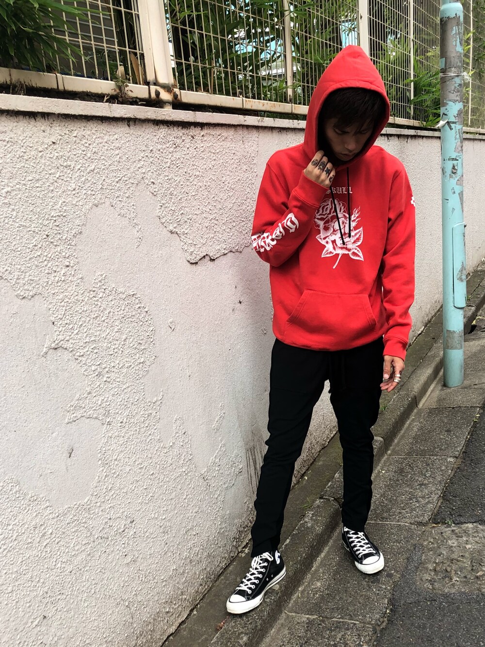 「MARCELO BURLON、AW、スニーカー、ストリート、MIDWEST、赤、パーカー、ootd、DIET BUTCHER SLIM SKIN」｜「MARCELO BURLONのMARCELO BURLON “SKULL TATTOO”フーディー（パーカー、レッド系）」を使った、MIDWEST_ECさん（メンズ・174cm）の夏コーディネートの1枚目の写真