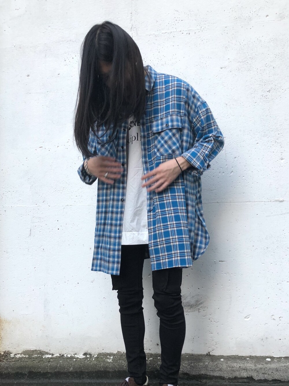 「ビッグシルエット、Tシャツ、チェックシャツ、スキニーデニム、黒、青、秋コーデ、fashion、outfit、ootd」｜「DIET BUTCHERのDIET BUTCHER SLIM SKIN “Over size combined”チェックシャツ（シャツ/ブラウス、ブルー系）」を使った、MIDWEST_ECさん（メンズ・173cm）の夏コーディネートの1枚目の写真