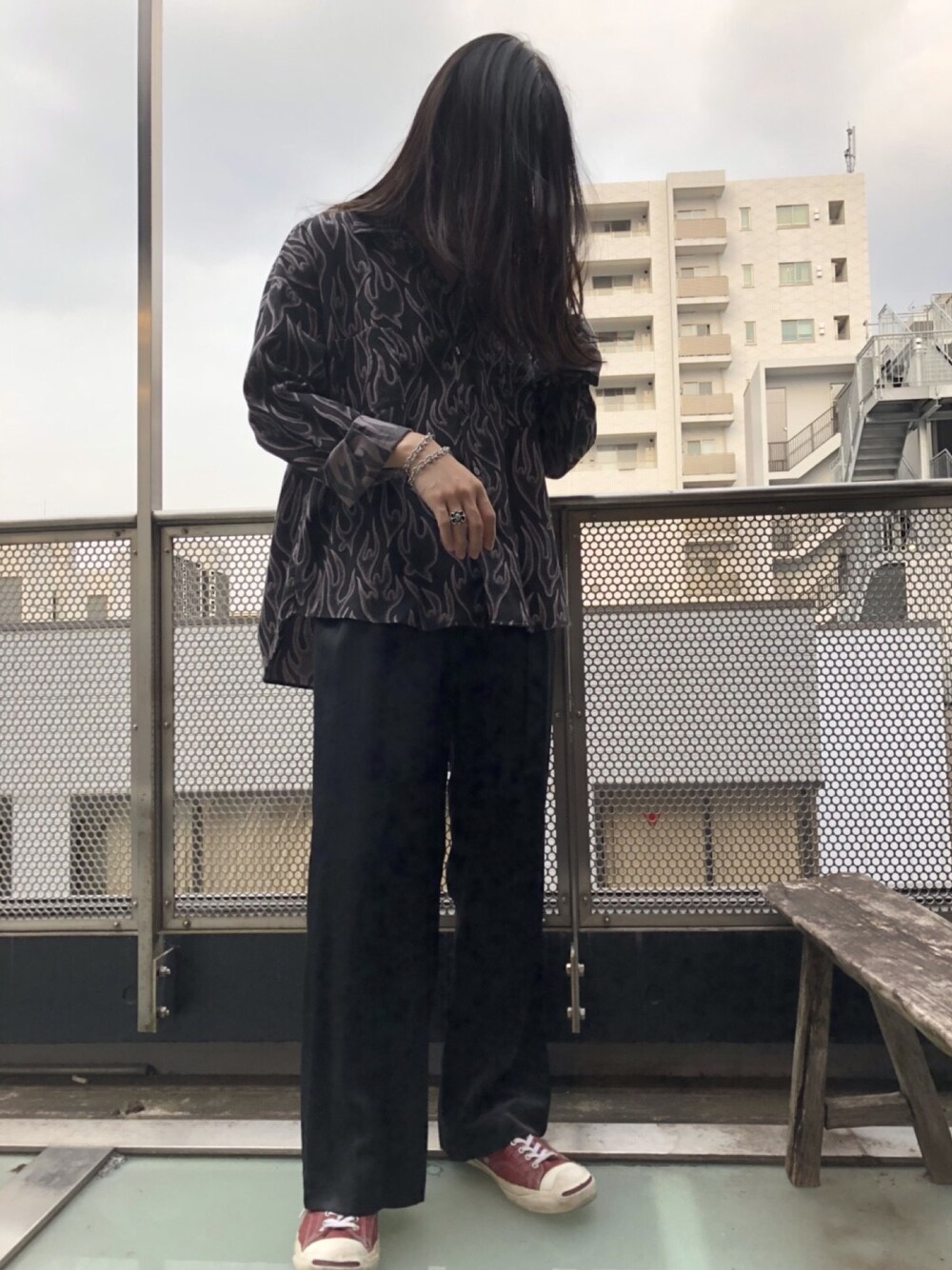 「夏セールで買いました、ootd、outfit、黒、スニーカーコーデ、converse、ワイドパンツ、シャツスタイル、ファイヤー、ゆるコーデ」｜「DISCOVEREDのDISCOVERED 『FIRE』プリントネルシャツ（シャツ/ブラウス、ブラック系）」を使った、MIDWEST_ECさん（メンズ・173cm）の夏コーディネートの1枚目の写真