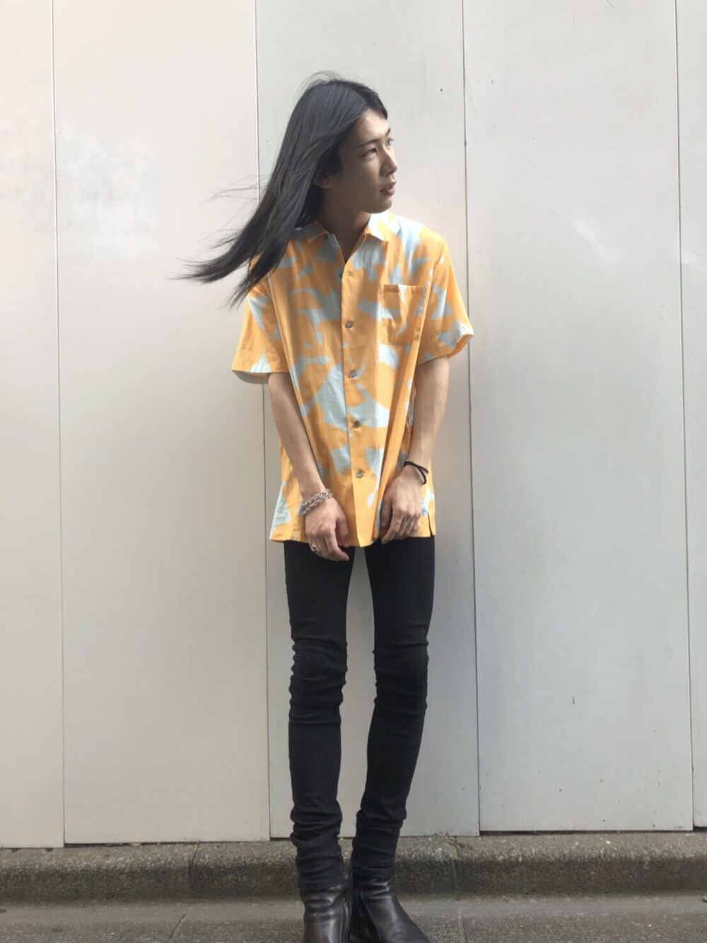 その他のシャツ/ブラウス、ブラック系のデニムパンツを着用したメンズの夏コーディネートの1枚目の写真