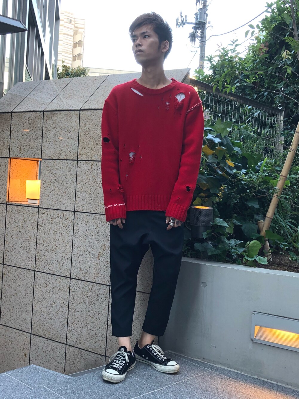 「AMBUSH、MIDWEST、yoshiokubo GROUNDFLOOR、ニット、ダメージ、AW、2018、ootd」｜「yoshiokuboのyoshiokubo GROUNDFLOOR “DEEP CROTCH TWILL”パンツ（その他パンツ、ブラック系）」を使った、MIDWEST_ECさん（メンズ・174cm）の夏コーディネートの1枚目の写真
