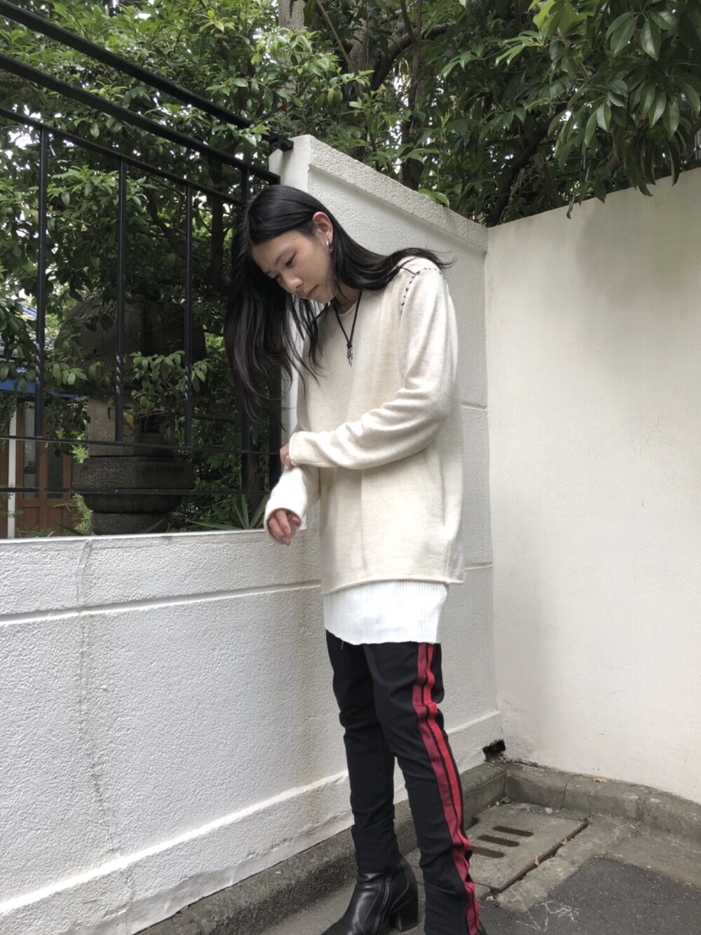 「黒、outfit、ジョガーパンツ、ニット、秋のコーデ、ootd、レイヤードスタイル、ラインパンツ、DIET BUTCHER SLIM SKIN、TAKAHIROMIYASHITA The SoloIst. 」｜「DIET BUTCHERのDIET BUTCHER SLIM SKIN “No ribbed”プルオーバーニット（ニット/セーター、ホワイト系）」を使った、MIDWEST_ECさん（メンズ・173cm）の夏コーディネートの1枚目の写真