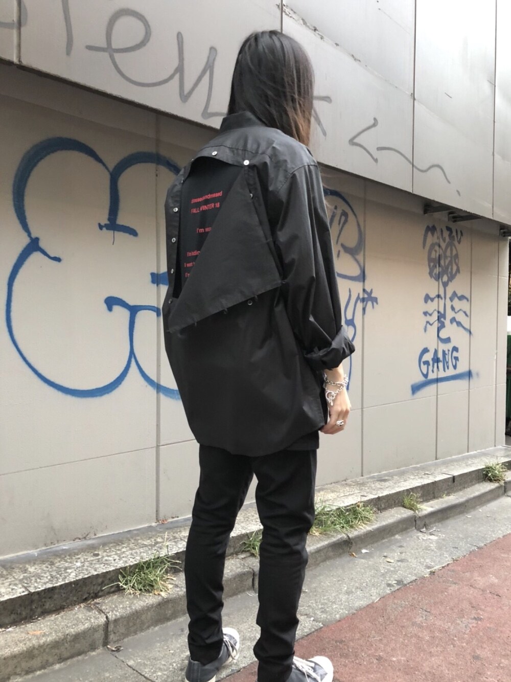 「シンプル、秋コーデ、ゆるコーデ、スニーカー、シャツスタイル、オーバーサイズ、スラックス、ブラックコーデ、シンプルコーデ、ootd」｜「DRESSEDUNDRESSEDのDRESSEDUNDRESSED “BACK PANEL”オーバーサイズシャツ（シャツ/ブラウス、ブラック系）」を使った、MIDWEST_ECさん（メンズ・173cm）の秋コーディネートの1枚目の写真