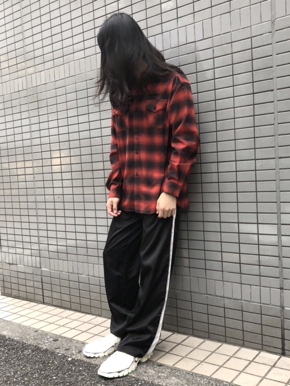 「スニーカー、ワイドパンツ、秋、チェックシャツ、603、RAF SIMONS、秋服準備はじめました、DISCOVERD、ootd」｜「603の603 オンブレーチェックシャツ（シャツ/ブラウス、レッド系）」を使った、MIDWEST_ECさん（メンズ・173cm）の秋コーディネートの1枚目の写真